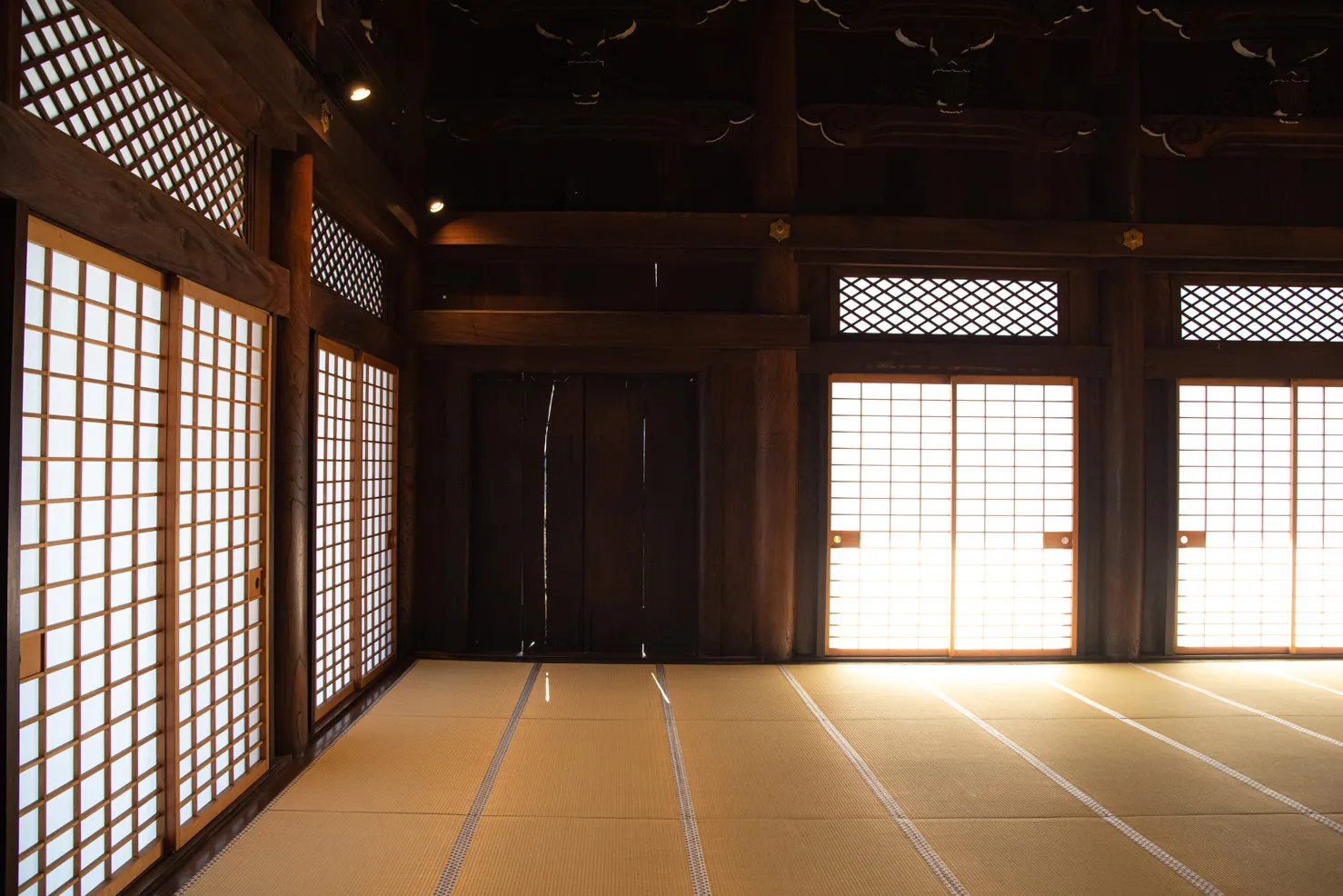 建物、通路、都市構造物などの建築空間を写した写真