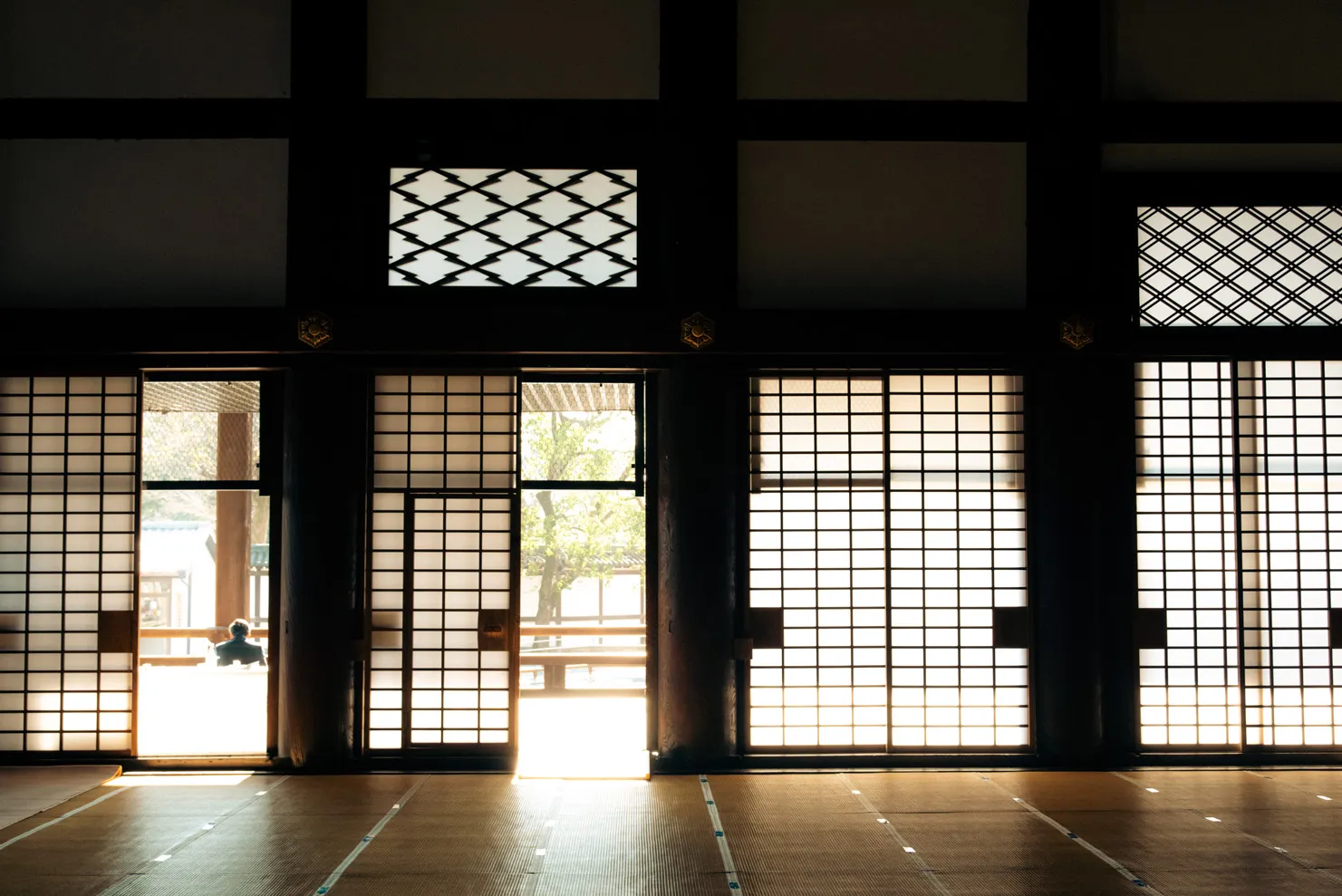 建物、通路、都市構造物などの建築空間を写した写真