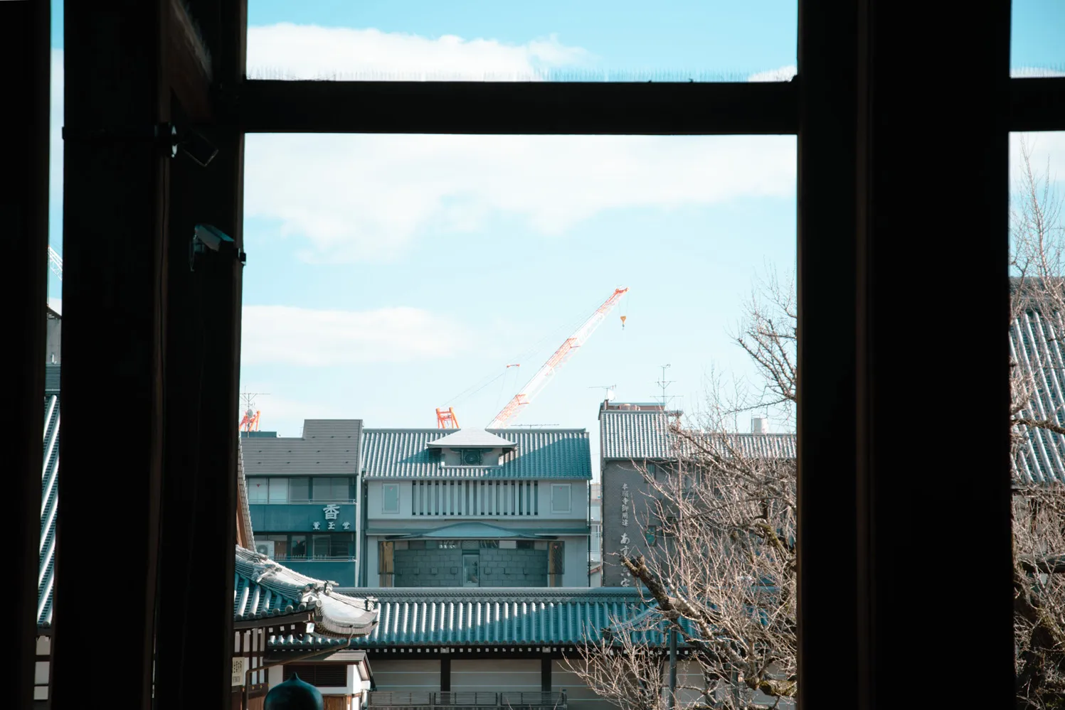 建物、通路、都市構造物などの建築空間を写した写真