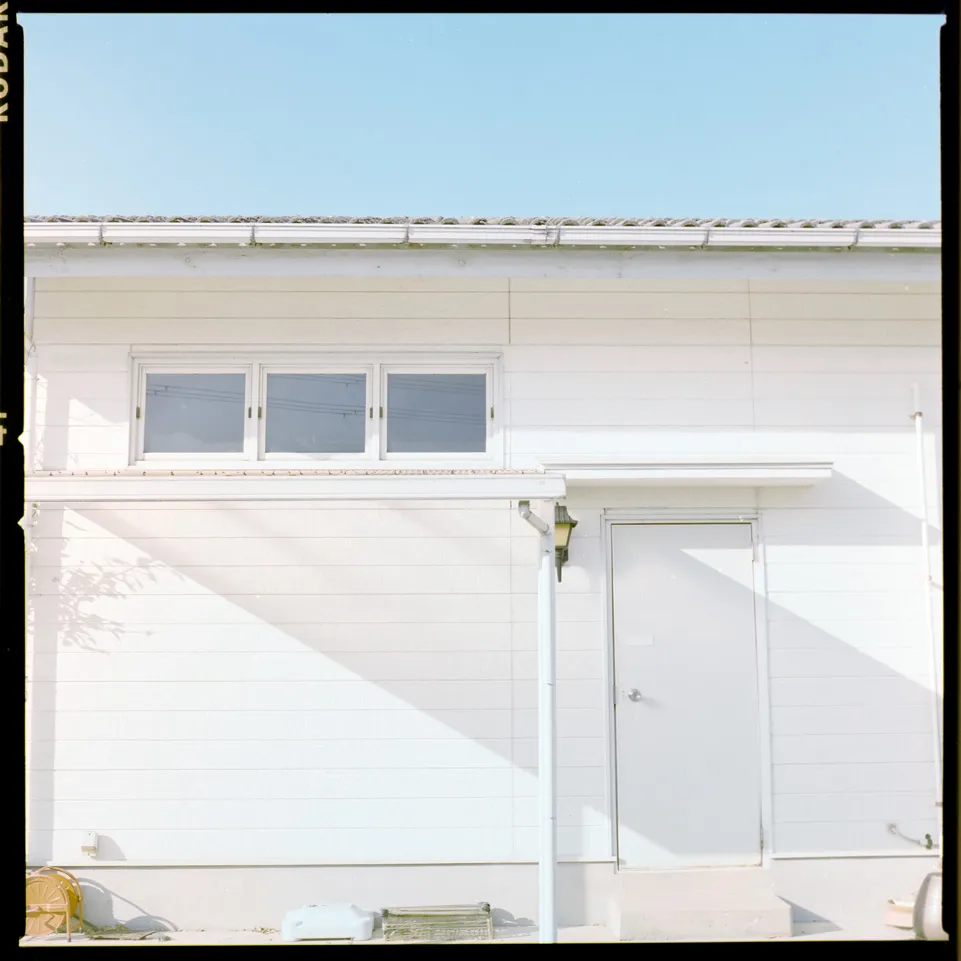 建物、通路、都市構造物などの建築空間を写した写真