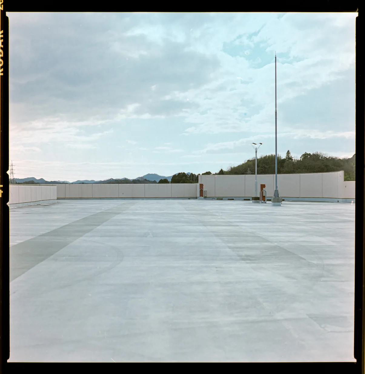 建物、通路、都市構造物などの建築空間を写した写真