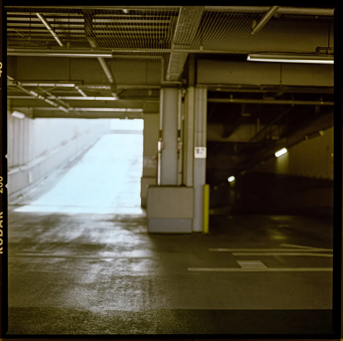 建物、通路、都市構造物などの建築空間を写した写真