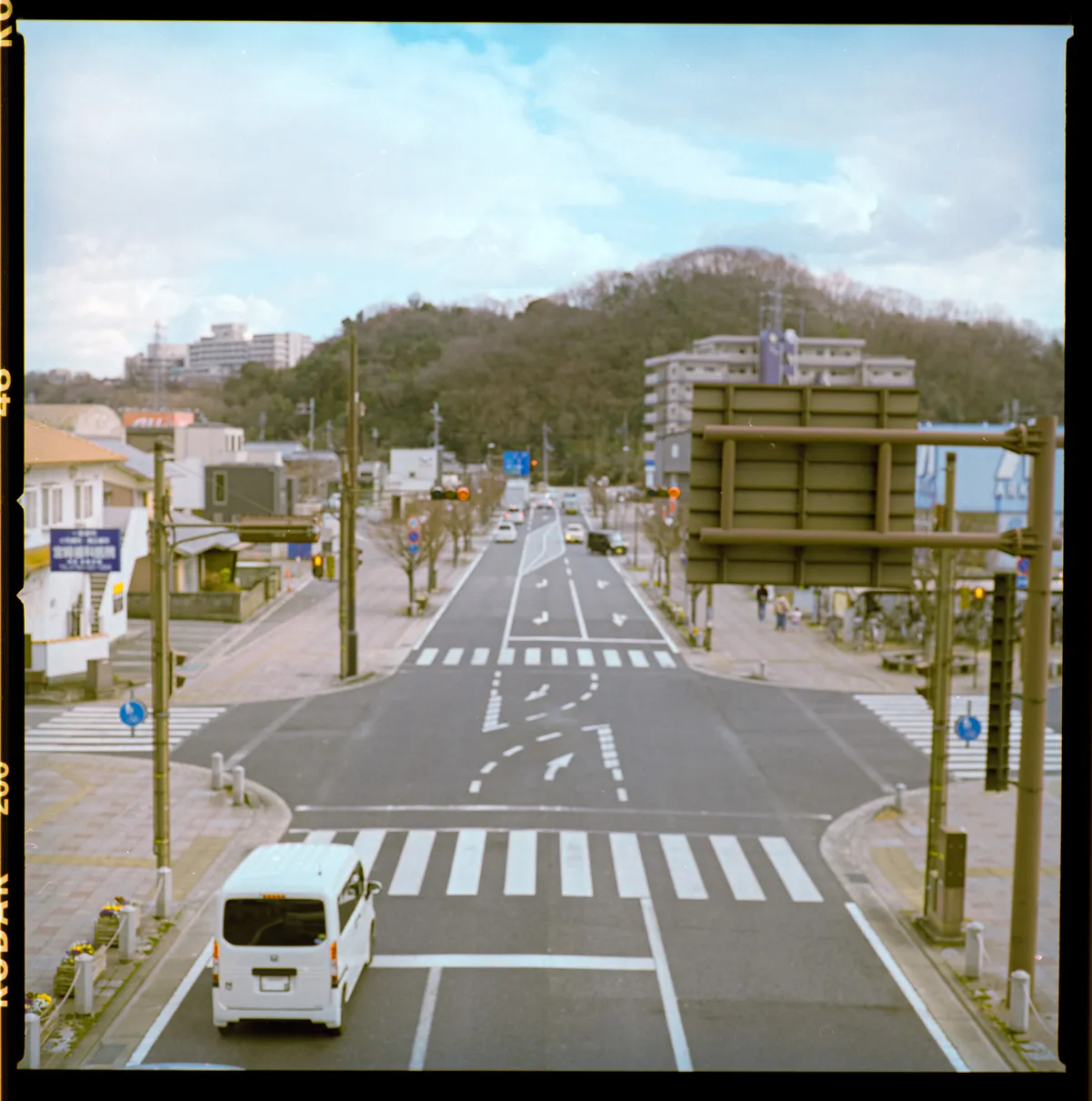建物、通路、都市構造物などの建築空間を写した写真