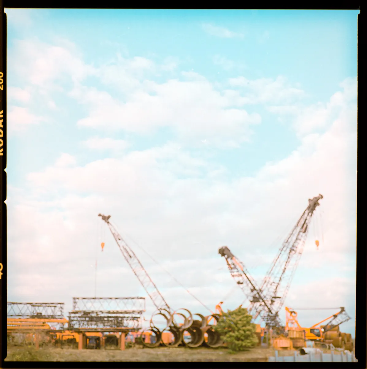 建物、通路、都市構造物などの建築空間を写した写真