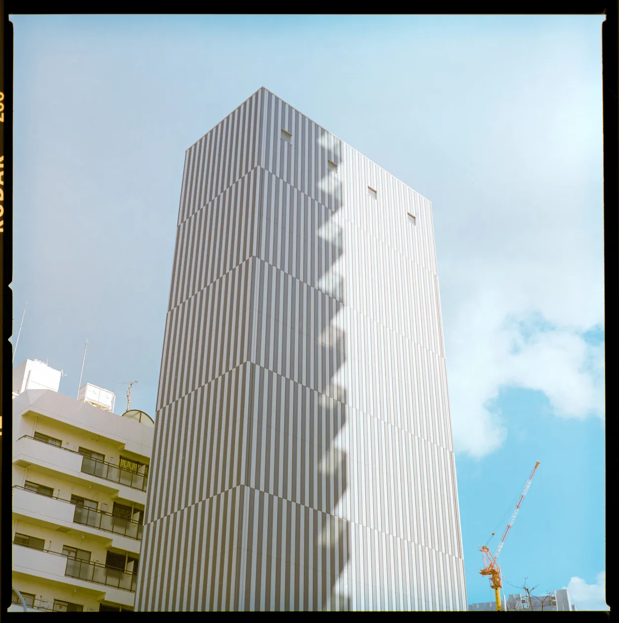 建物、通路、都市構造物などの建築空間を写した写真