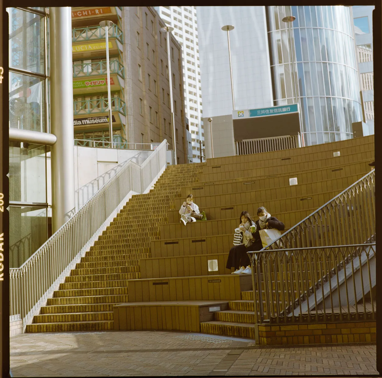 建物、通路、都市構造物などの建築空間を写した写真