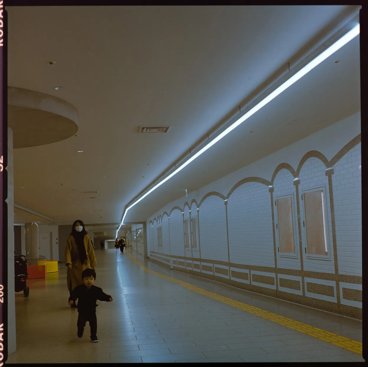 建物、通路、都市構造物などの建築空間を写した写真