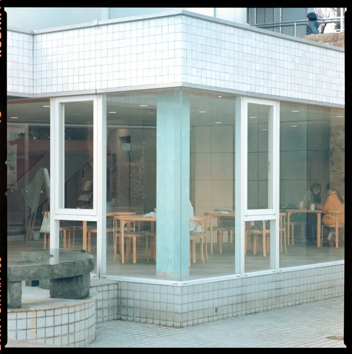 建物、通路、都市構造物などの建築空間を写した写真