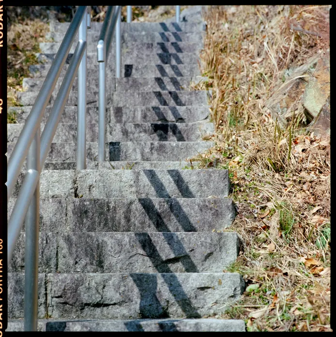 建物、通路、都市構造物などの建築空間を写した写真