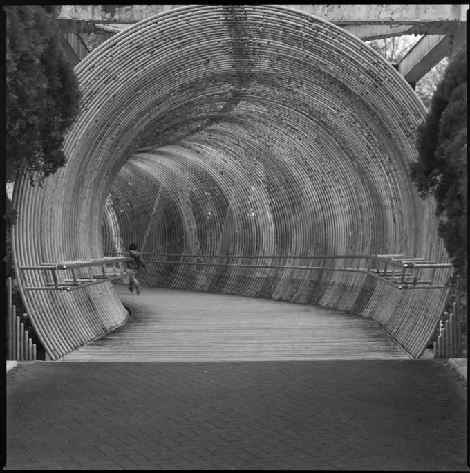 建物、通路、都市構造物などの建築空間を写した写真