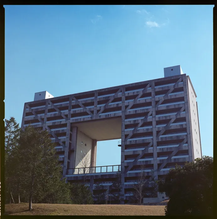 建物、通路、都市構造物などの建築空間を写した写真