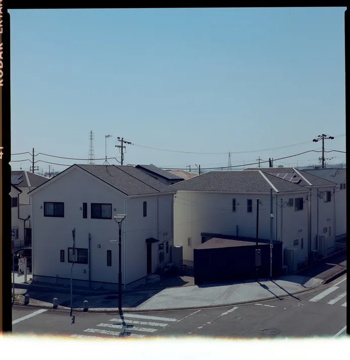 建物、通路、都市構造物などの建築空間を写した写真