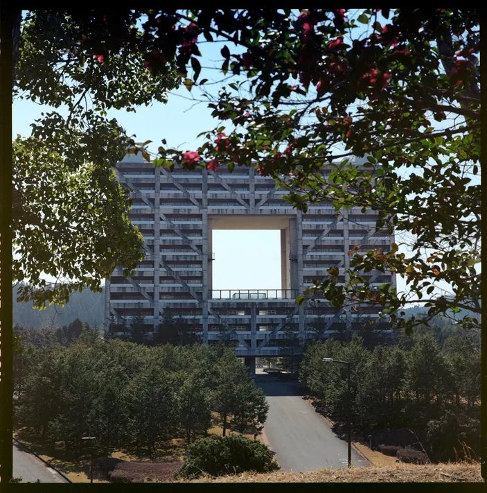 建物、通路、都市構造物などの建築空間を写した写真