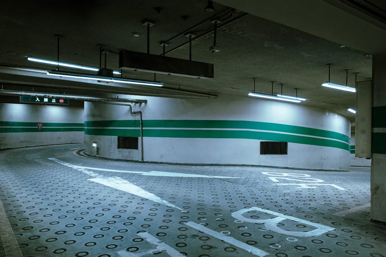 建物、通路、都市構造物などの建築空間を写した写真