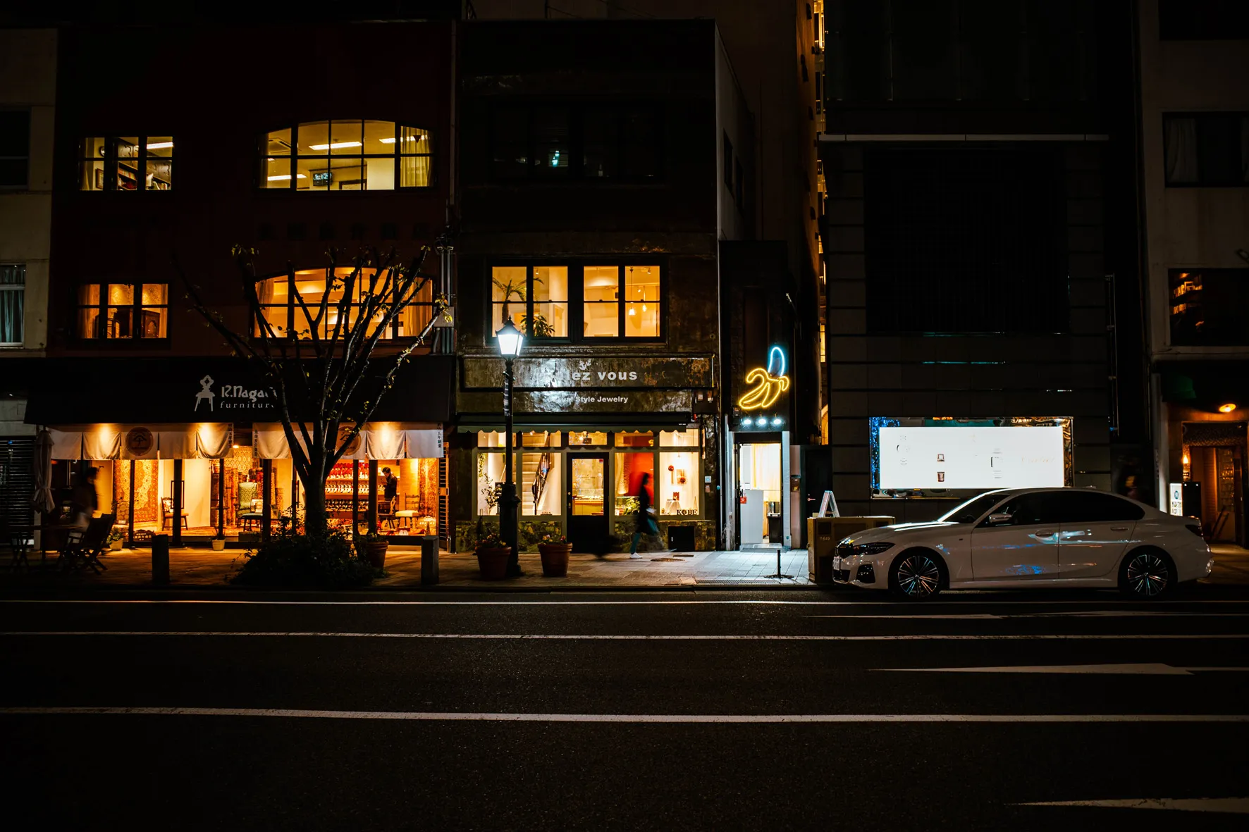 建物、通路、都市構造物などの建築空間を写した写真