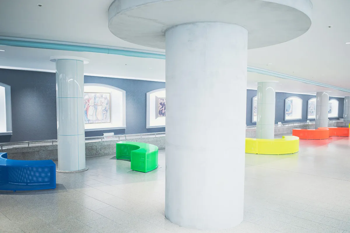 建物、通路、都市構造物などの建築空間を写した写真