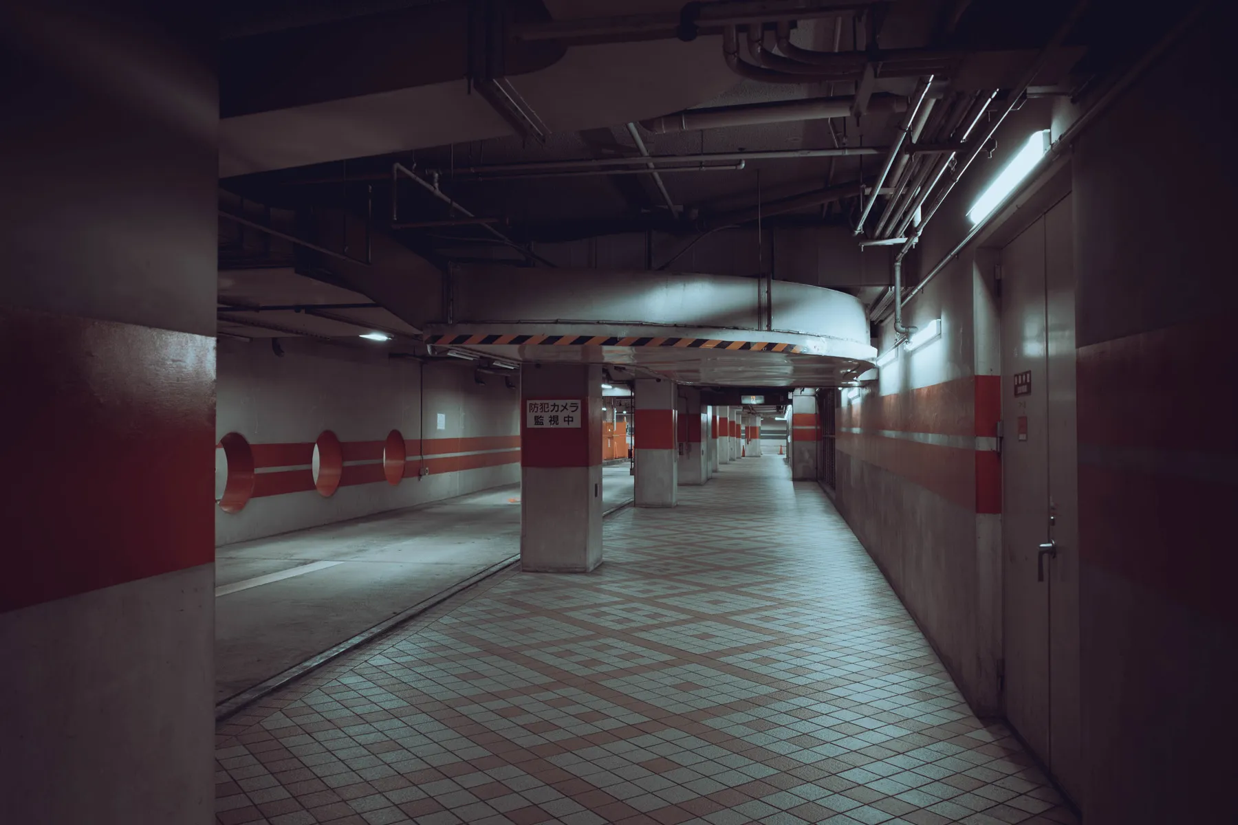 建物、通路、都市構造物などの建築空間を写した写真