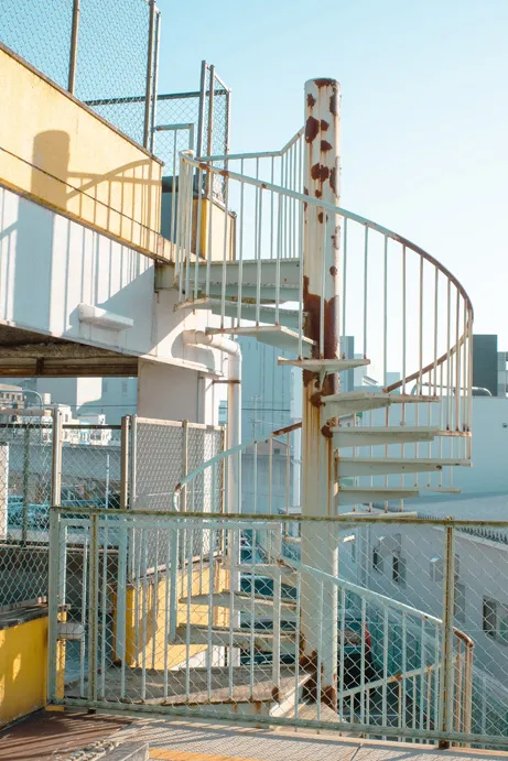 建物、通路、都市構造物などの建築空間を写した写真