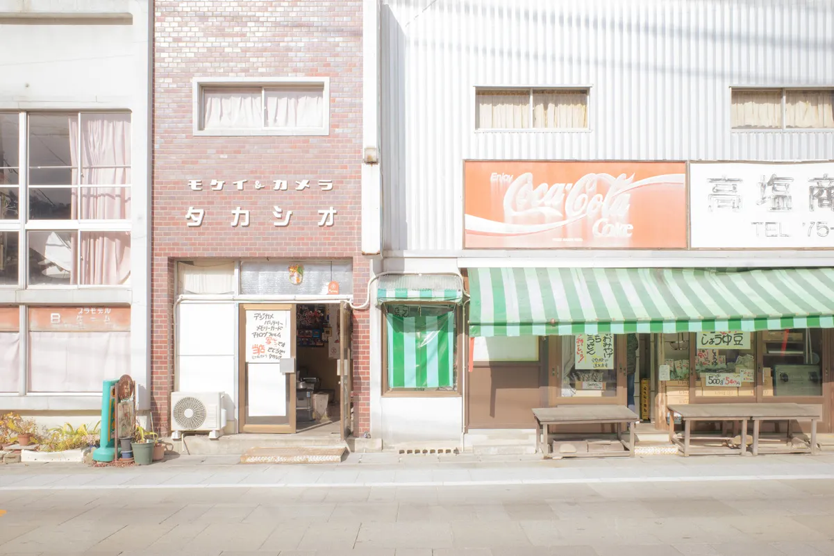 建物、通路、都市構造物などの建築空間を写した写真
