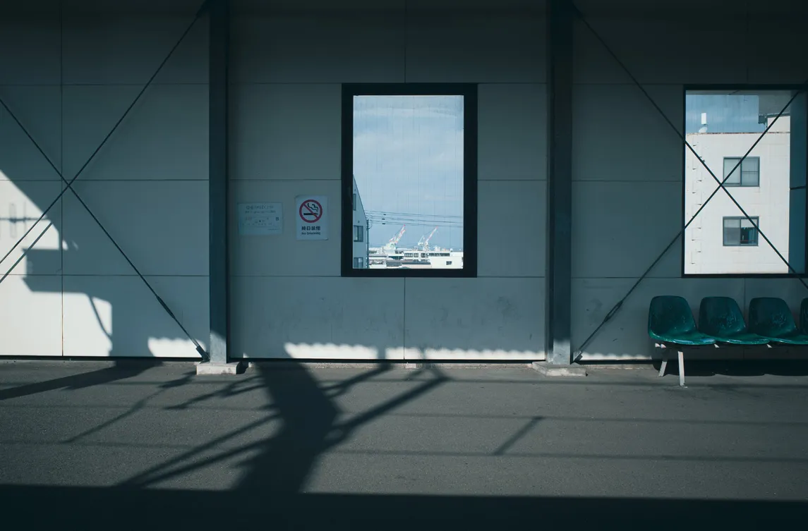 建物、通路、都市構造物などの建築空間を写した写真