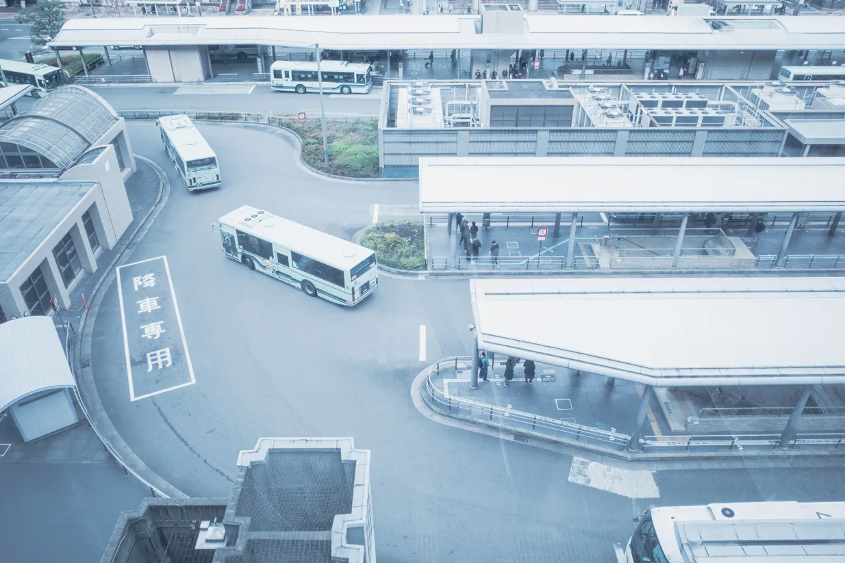 建物、通路、都市構造物などの建築空間を写した写真