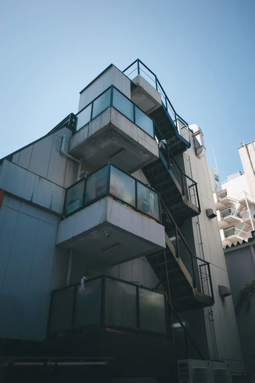 建物、通路、都市構造物などの建築空間を写した写真