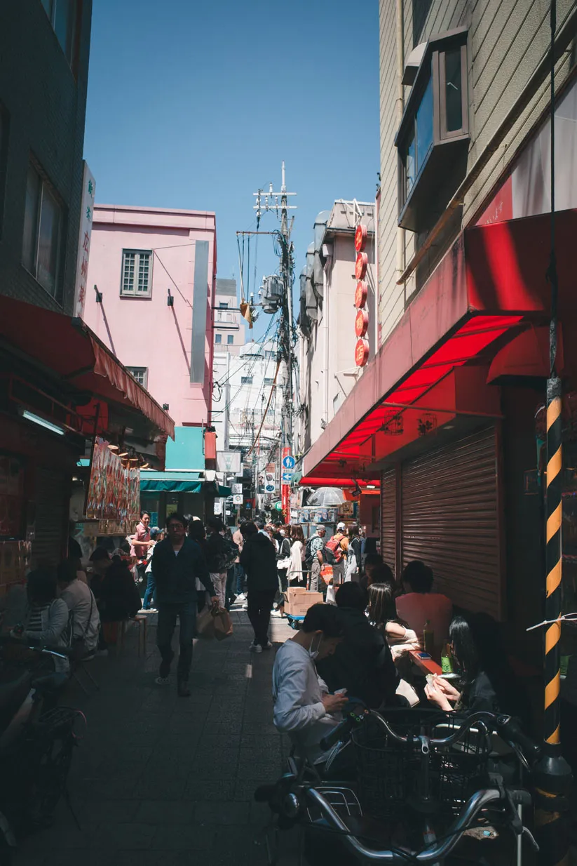 建物、通路、都市構造物などの建築空間を写した写真