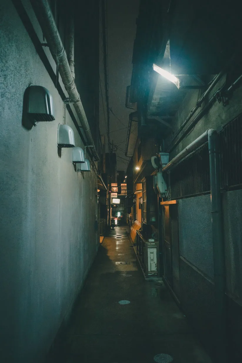 建物、通路、都市構造物などの建築空間を写した写真