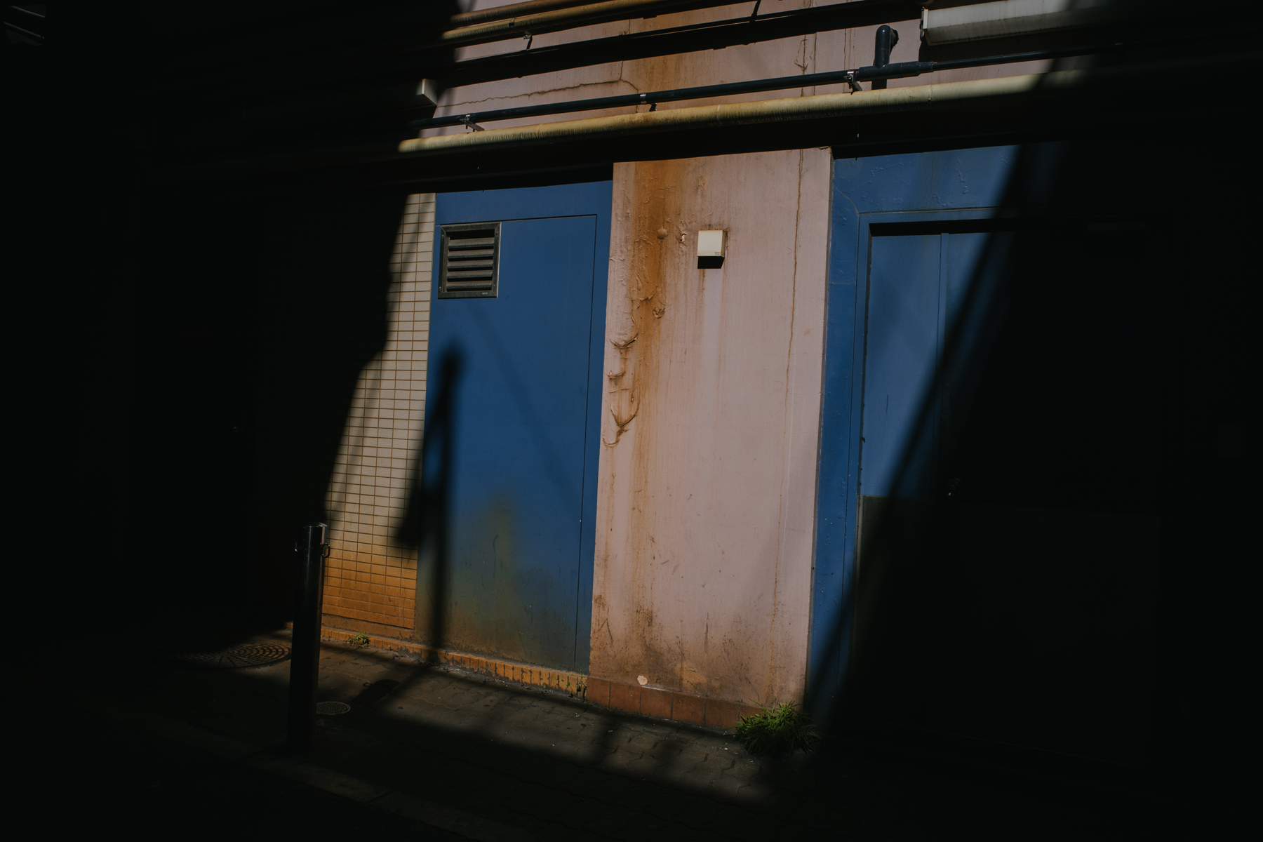 建物、通路、都市構造物などの建築空間を写した写真