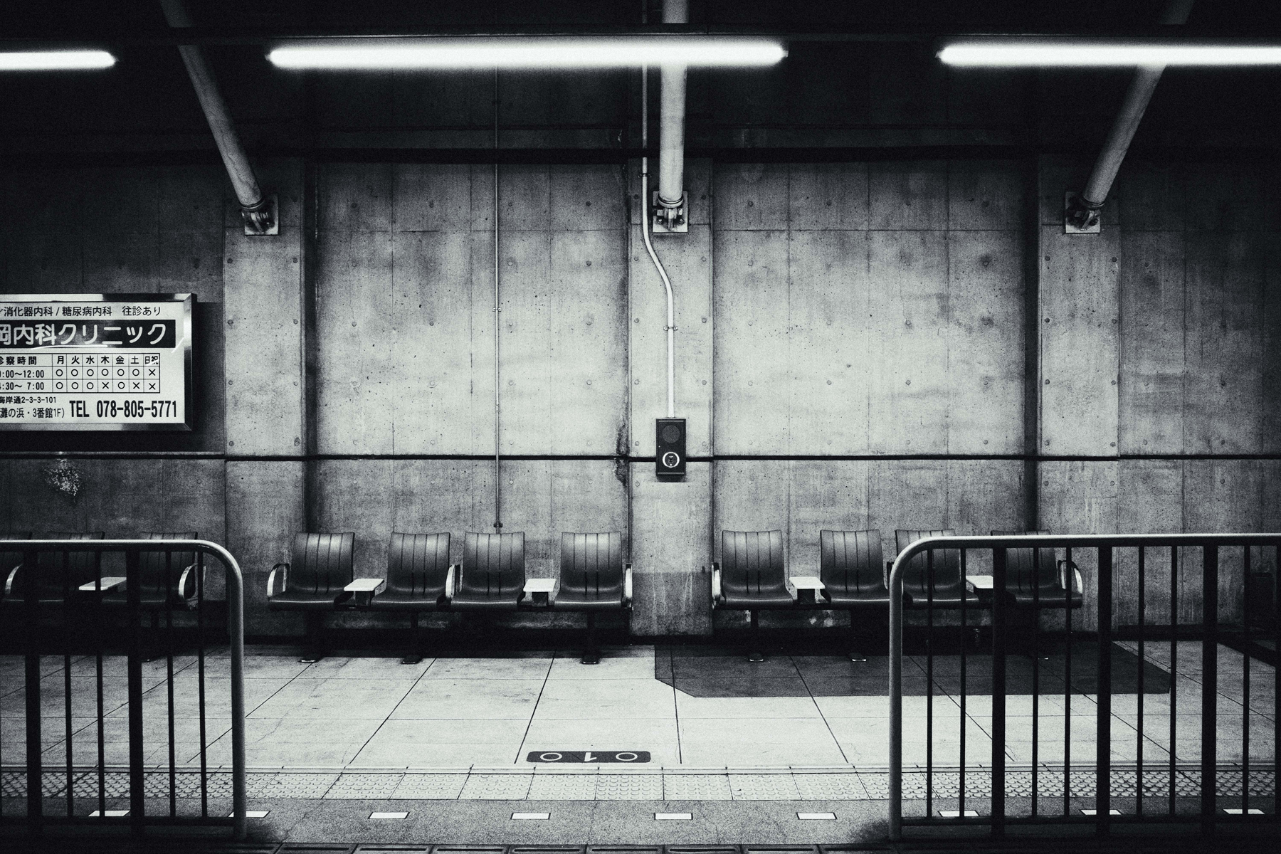 建物、通路、都市構造物などの建築空間を写した写真