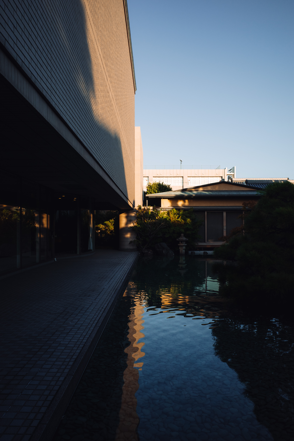 建物、通路、都市構造物などの建築空間を写した写真