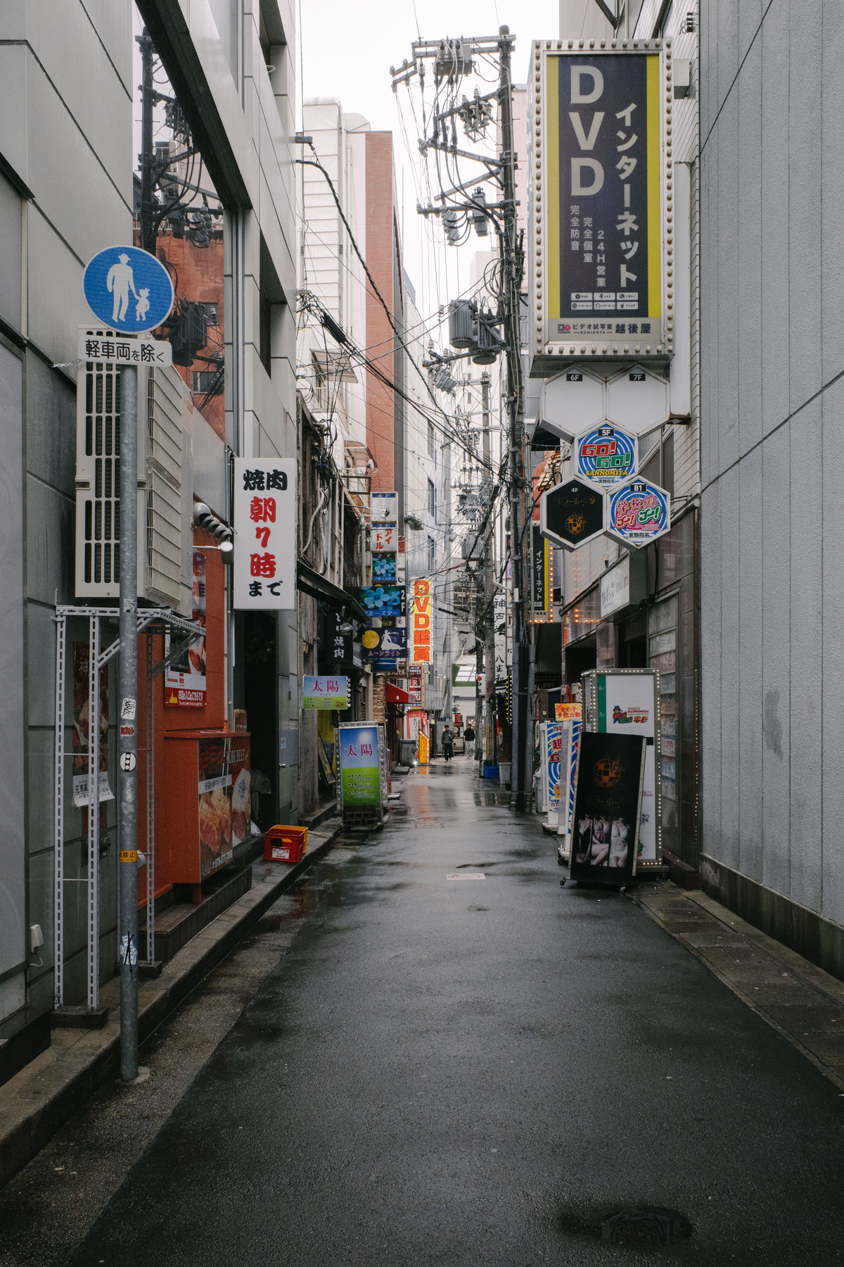建物、通路、都市構造物などの建築空間を写した写真