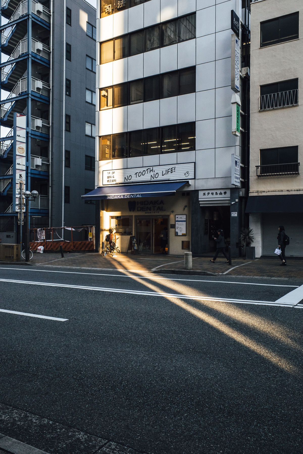 建物、通路、都市構造物などの建築空間を写した写真