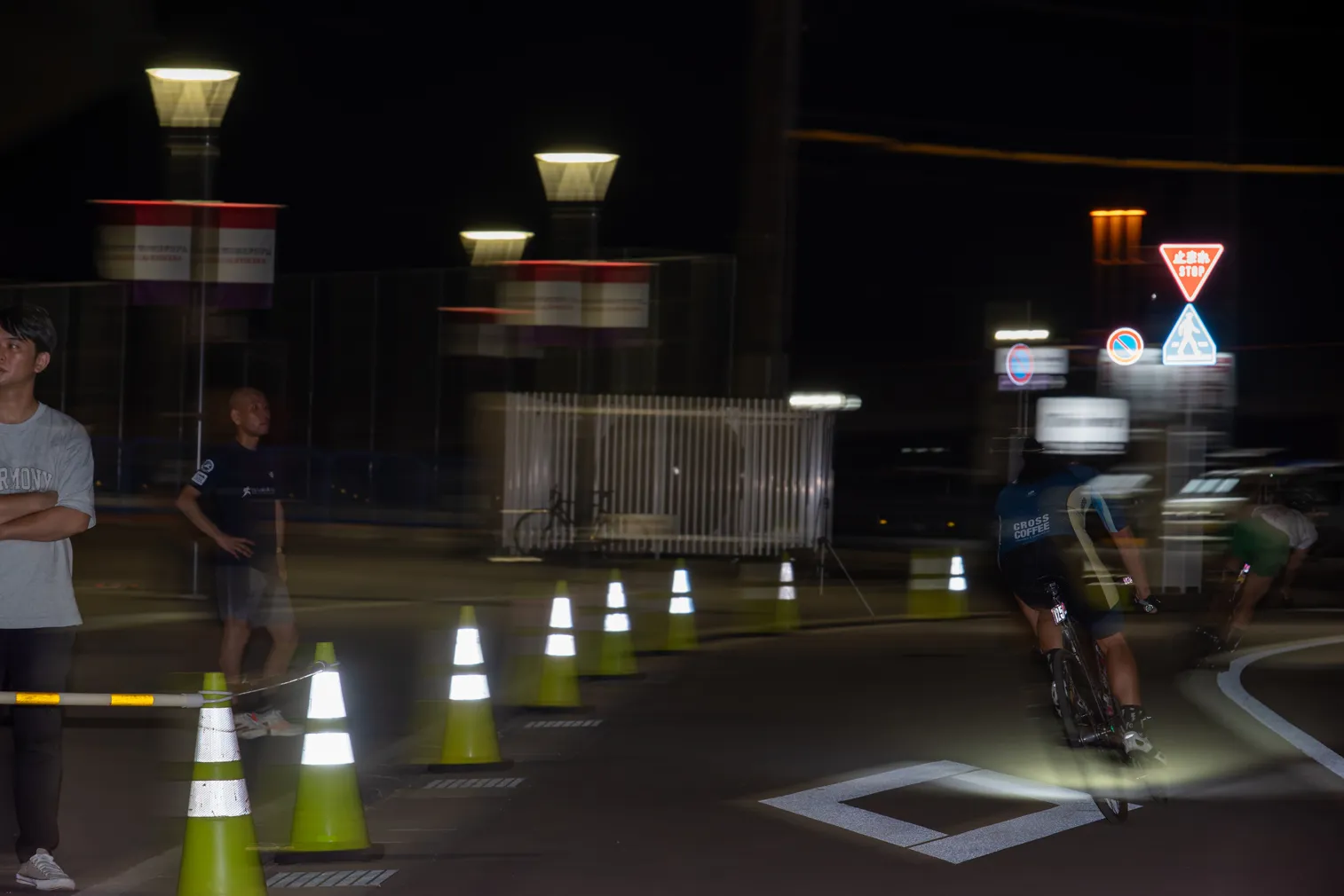 自転車競技や祭りなど、人の動きがある場面を写した写真