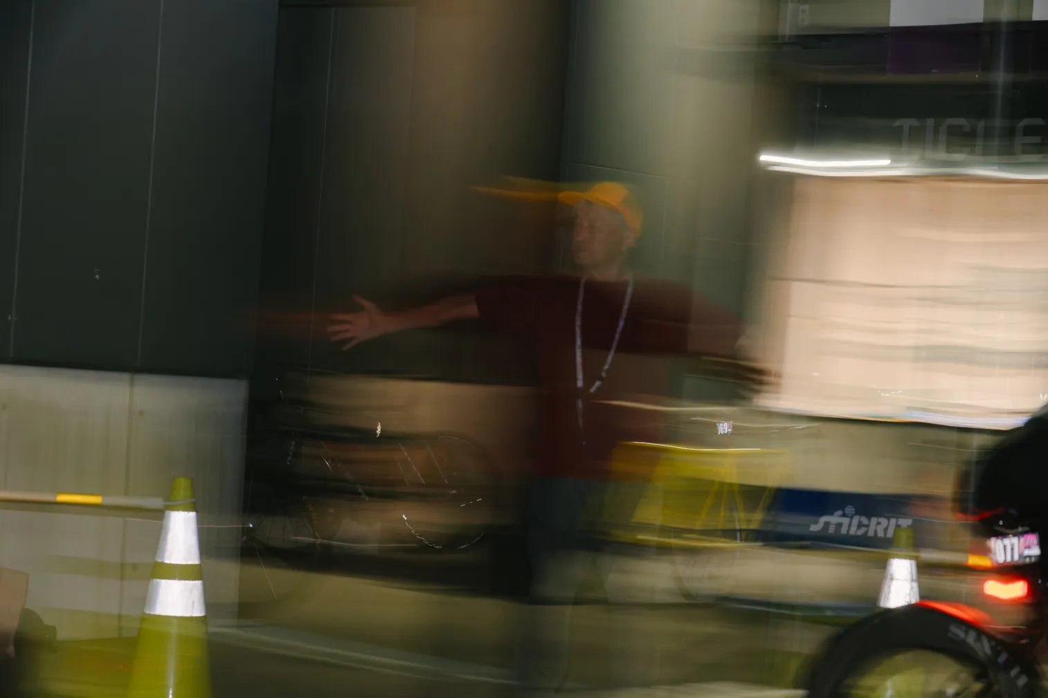 自転車競技や祭りなど、人の動きがある場面を写した写真