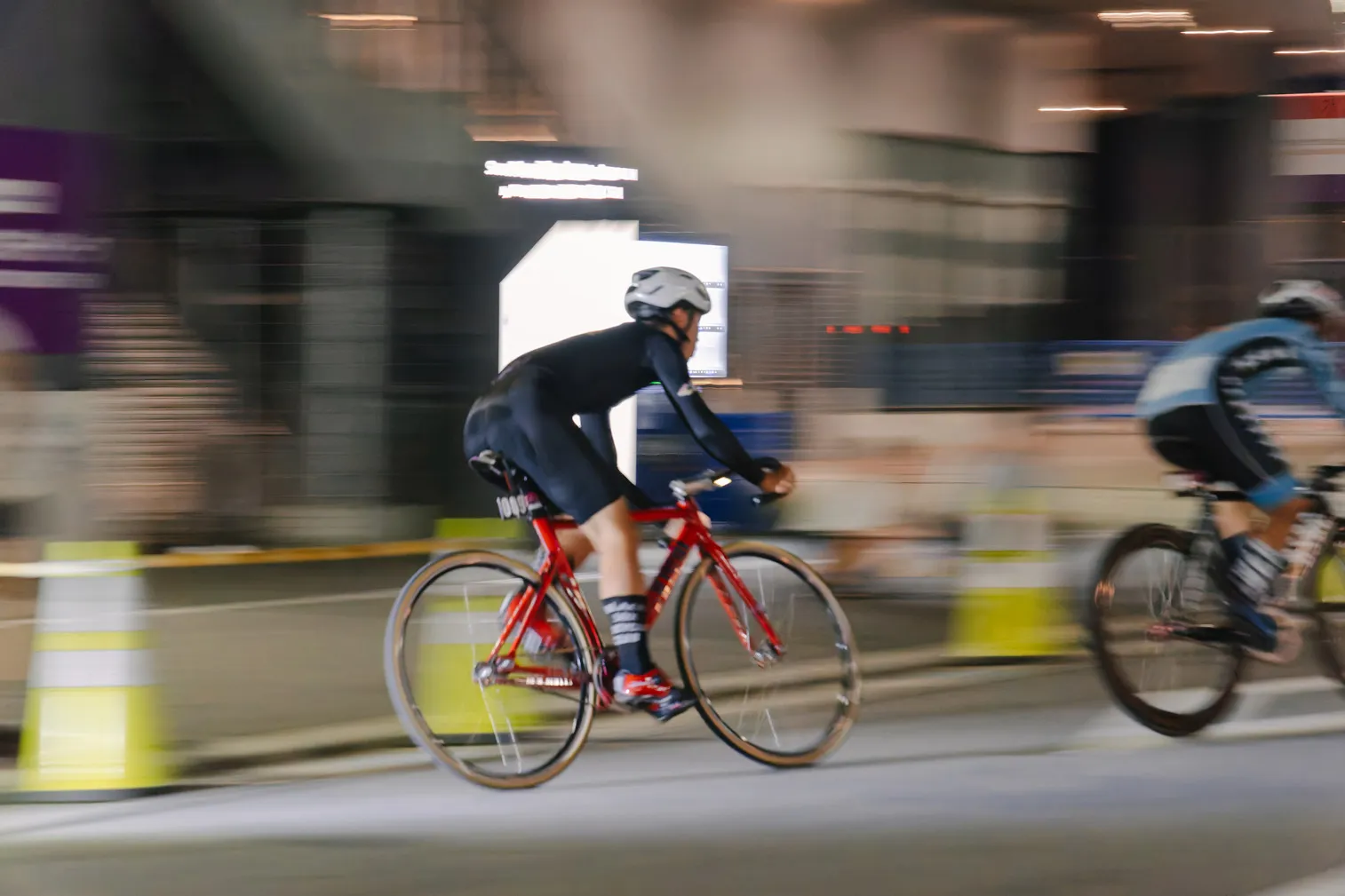 自転車競技や祭りなど、人の動きがある場面を写した写真