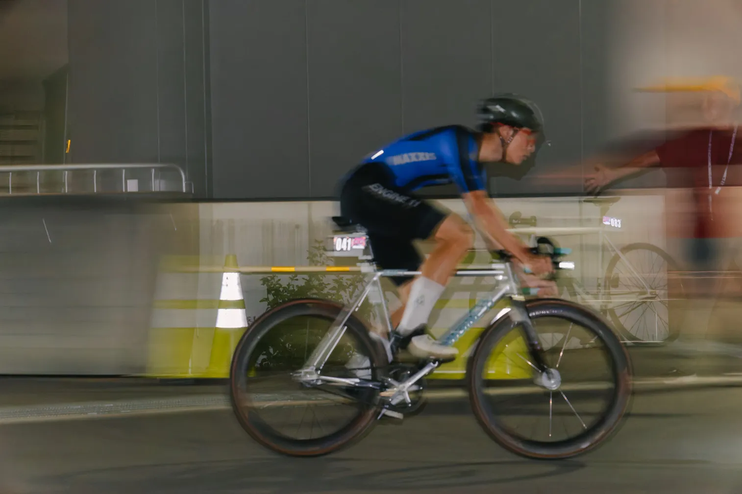 自転車競技や祭りなど、人の動きがある場面を写した写真