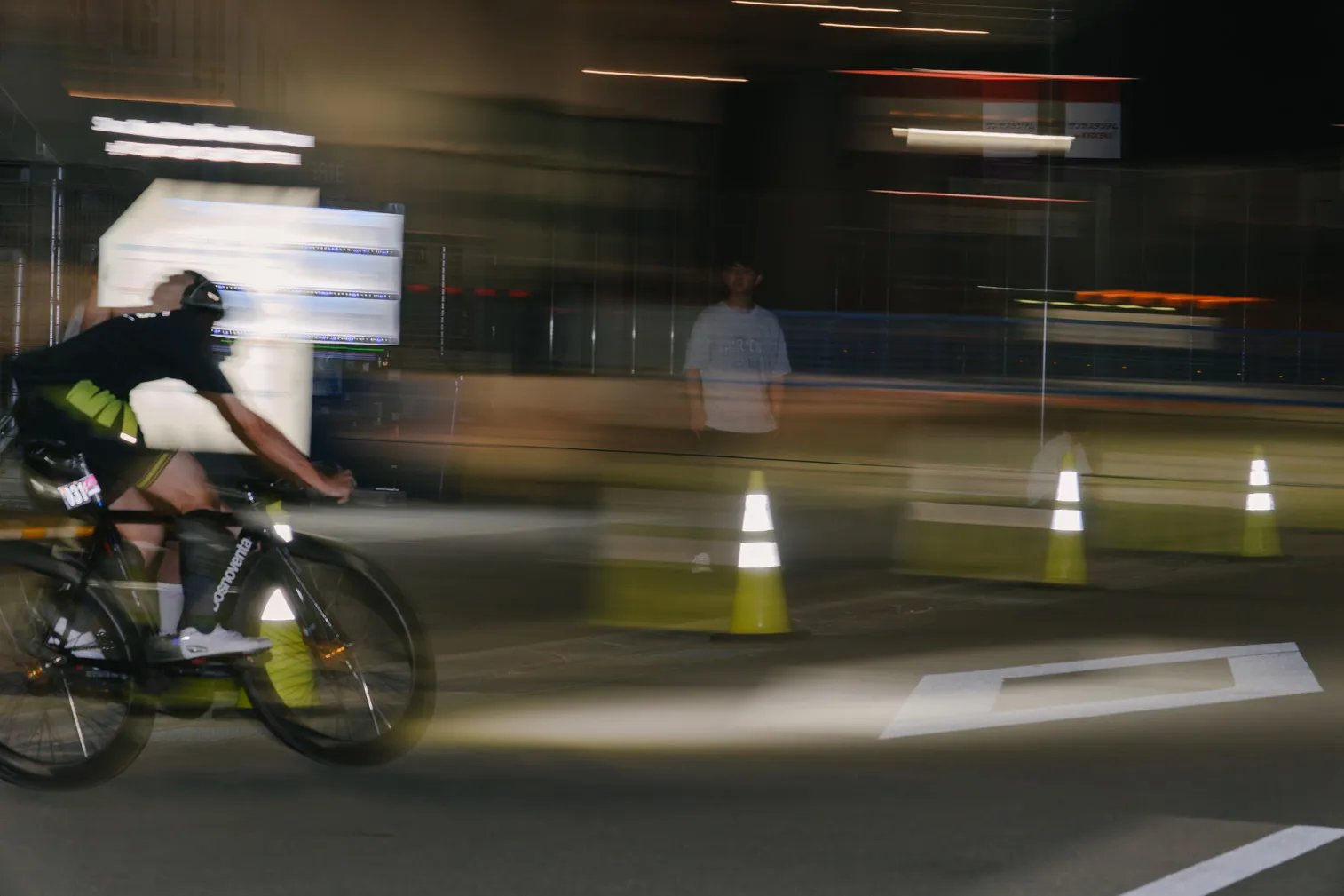 自転車競技や祭りなど、人の動きがある場面を写した写真