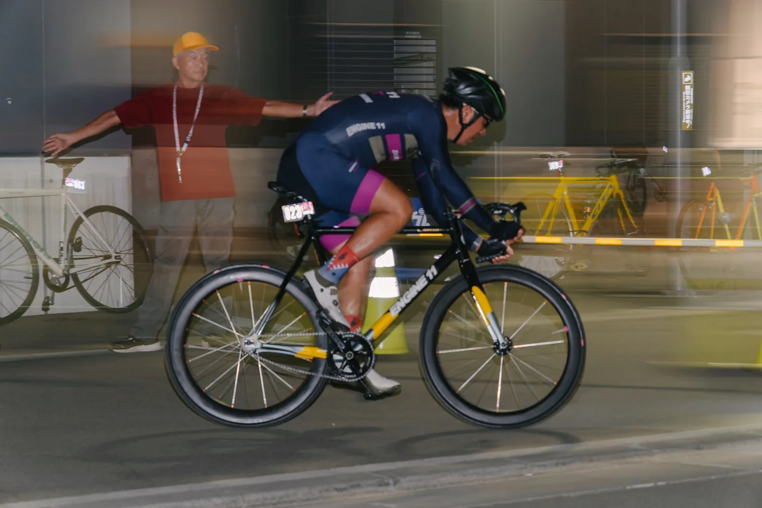 自転車競技や祭りなど、人の動きがある場面を写した写真