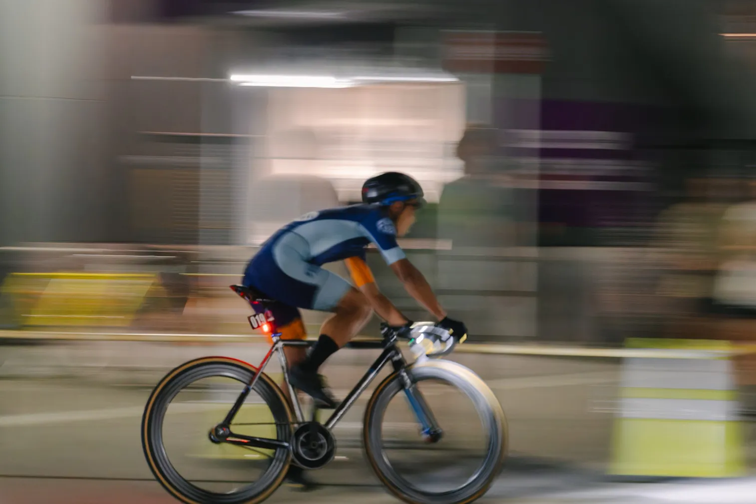 自転車競技や祭りなど、人の動きがある場面を写した写真