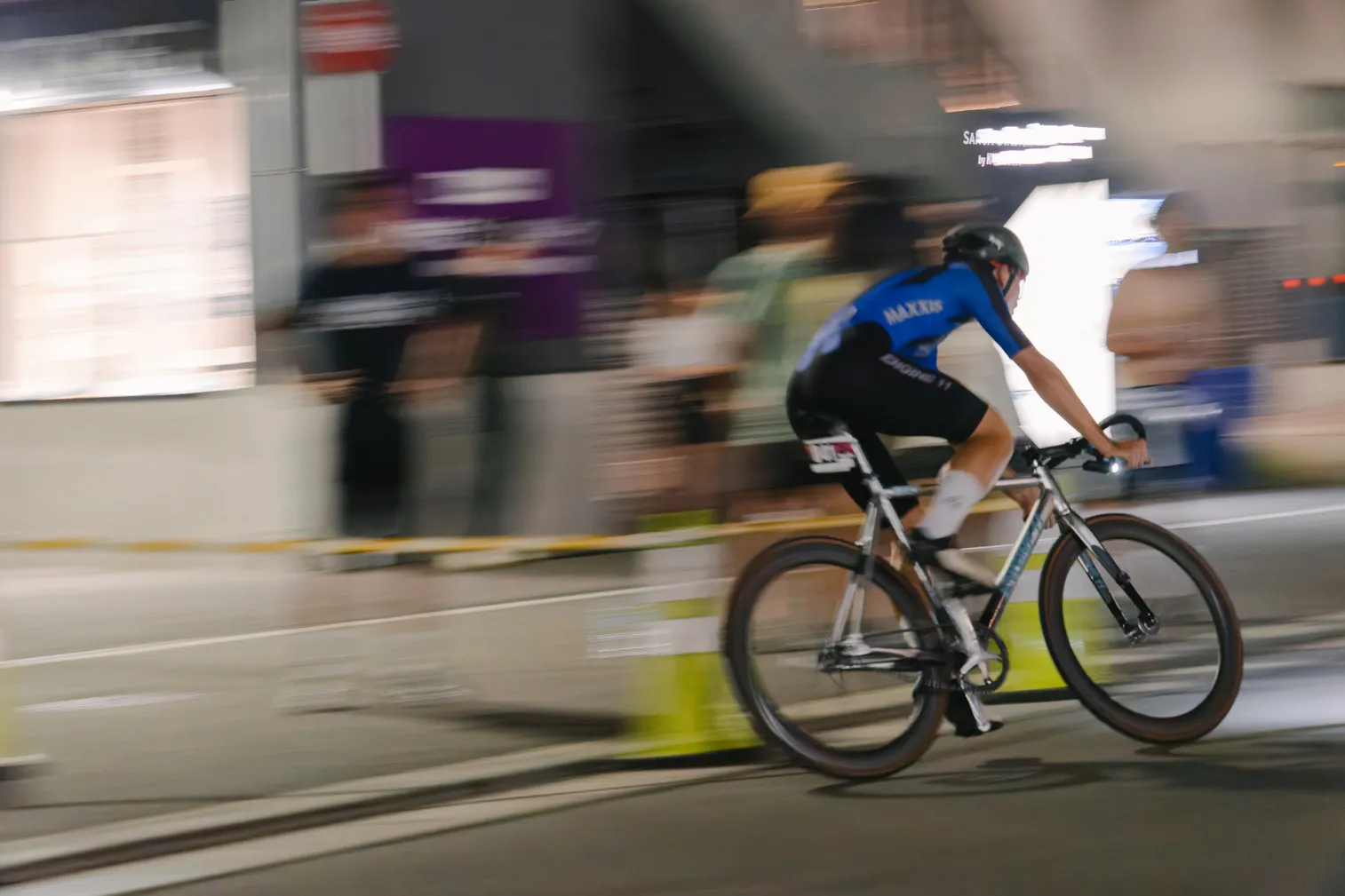 自転車競技や祭りなど、人の動きがある場面を写した写真