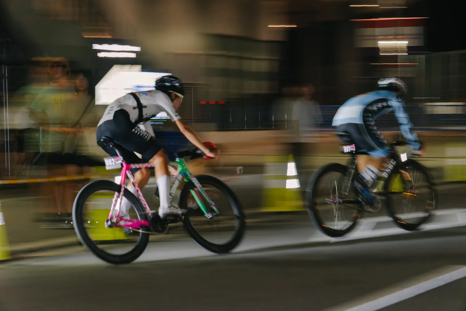 自転車競技や祭りなど、人の動きがある場面を写した写真