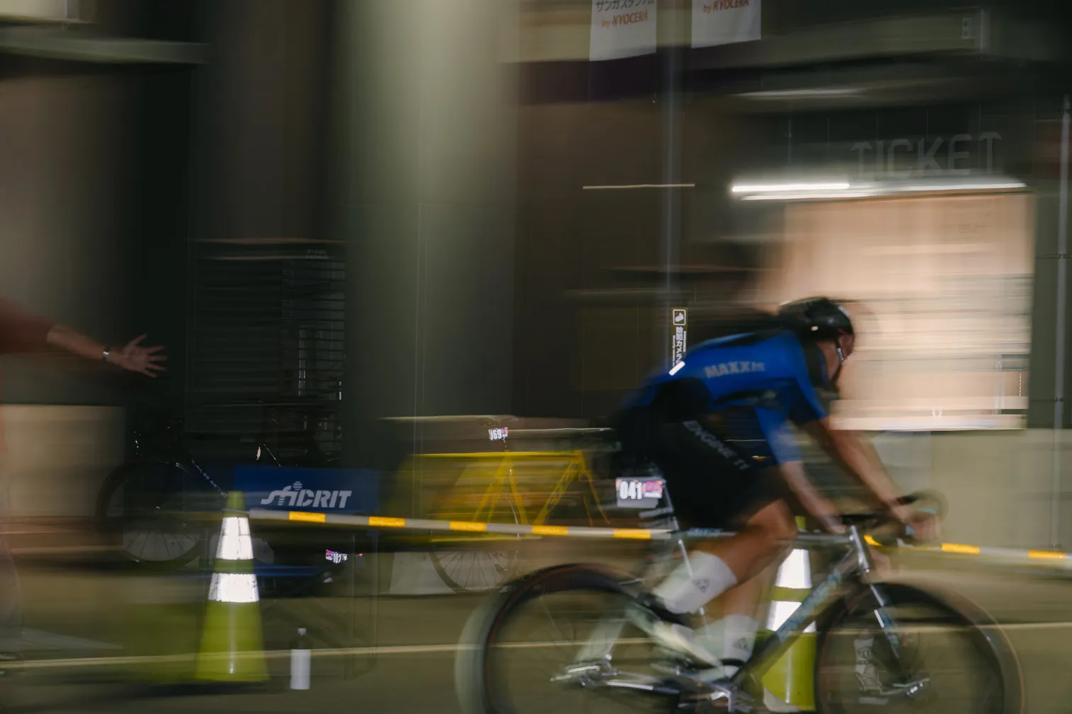 自転車競技や祭りなど、人の動きがある場面を写した写真
