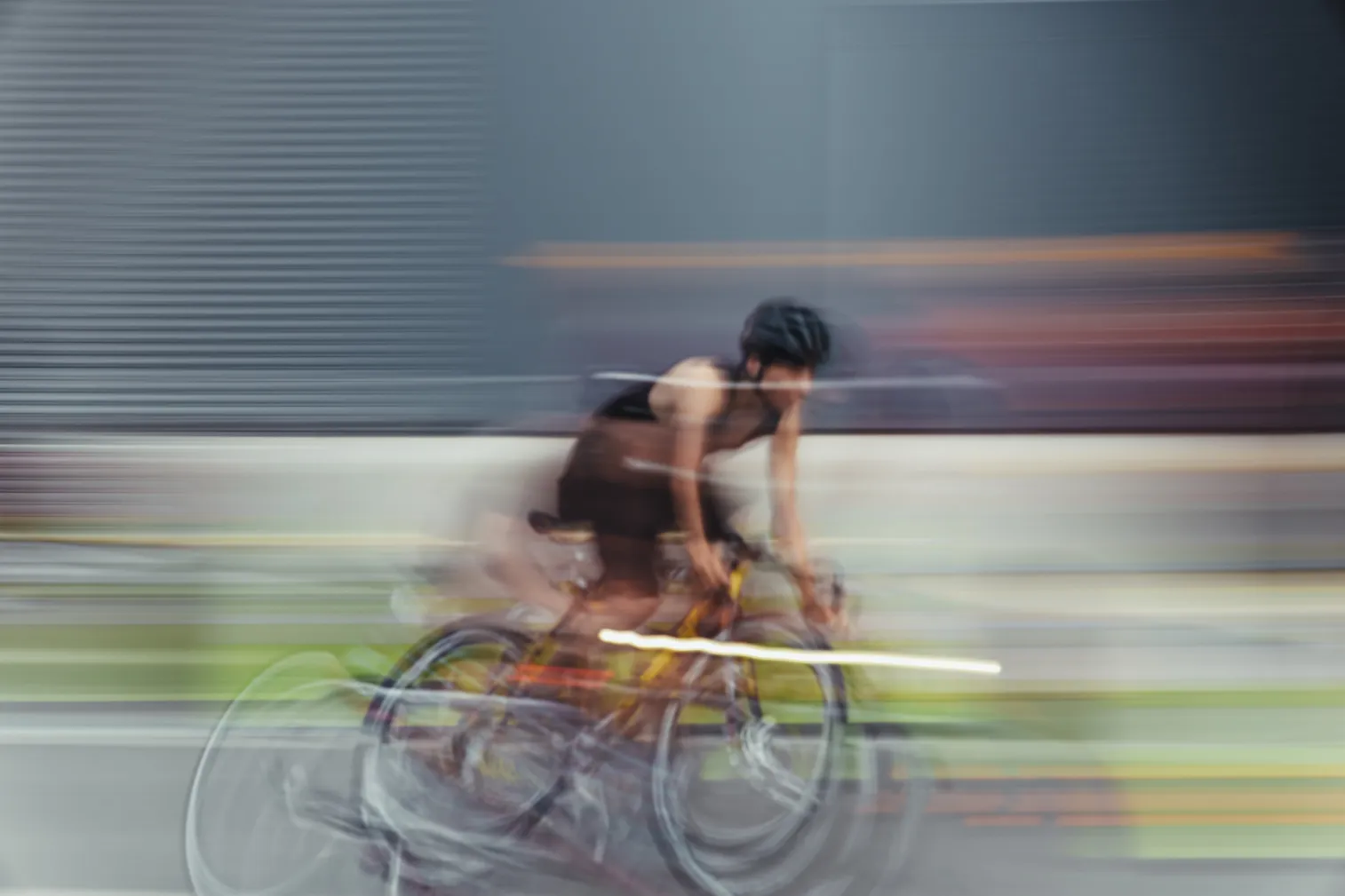 自転車競技や祭りなど、人の動きがある場面を写した写真