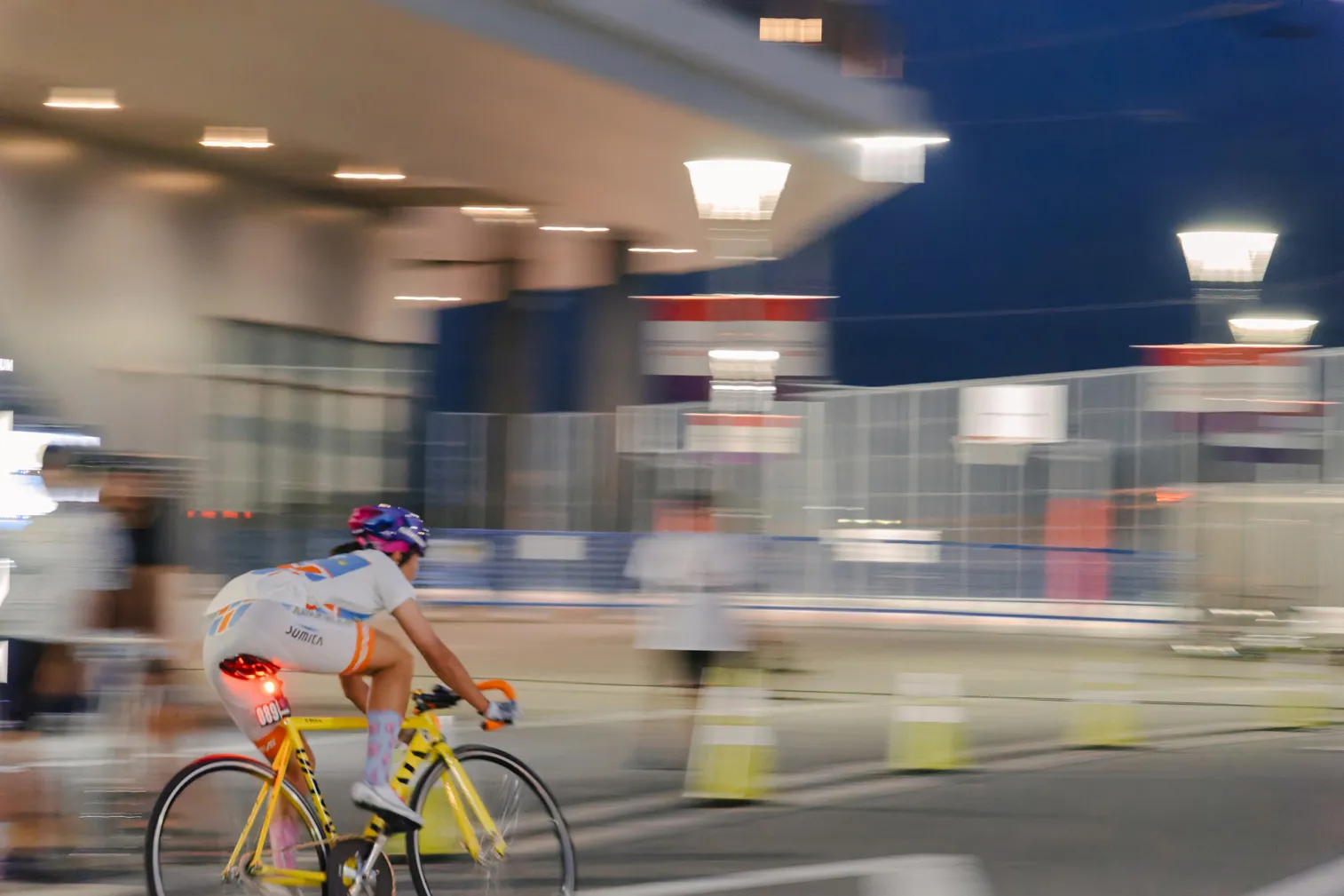 自転車競技や祭りなど、人の動きがある場面を写した写真