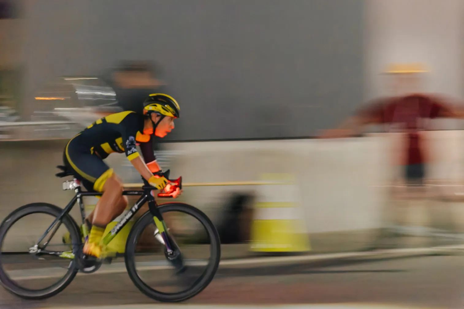 自転車競技や祭りなど、人の動きがある場面を写した写真
