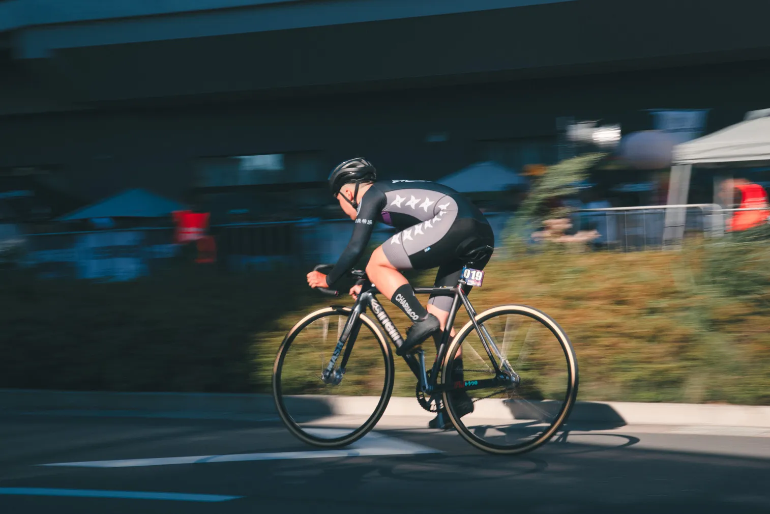 自転車競技や祭りなど、人の動きがある場面を写した写真