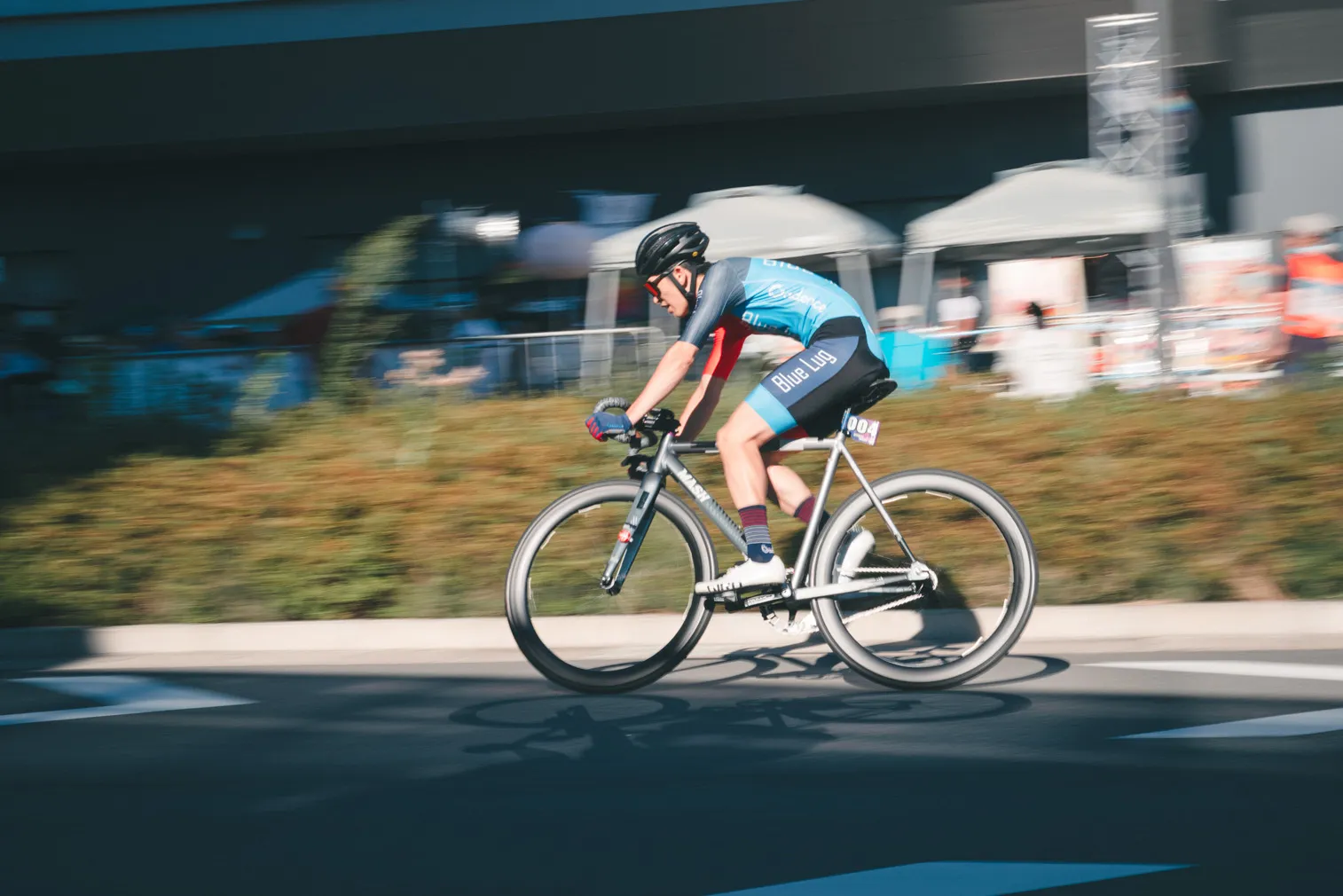 自転車競技や祭りなど、人の動きがある場面を写した写真