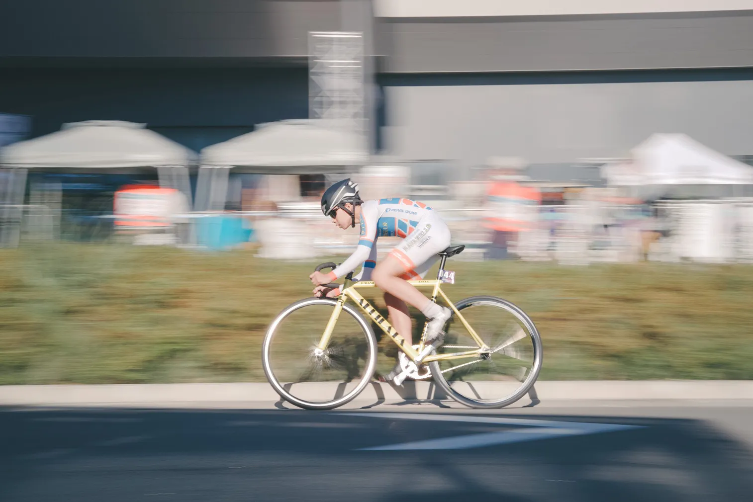 自転車競技や祭りなど、人の動きがある場面を写した写真