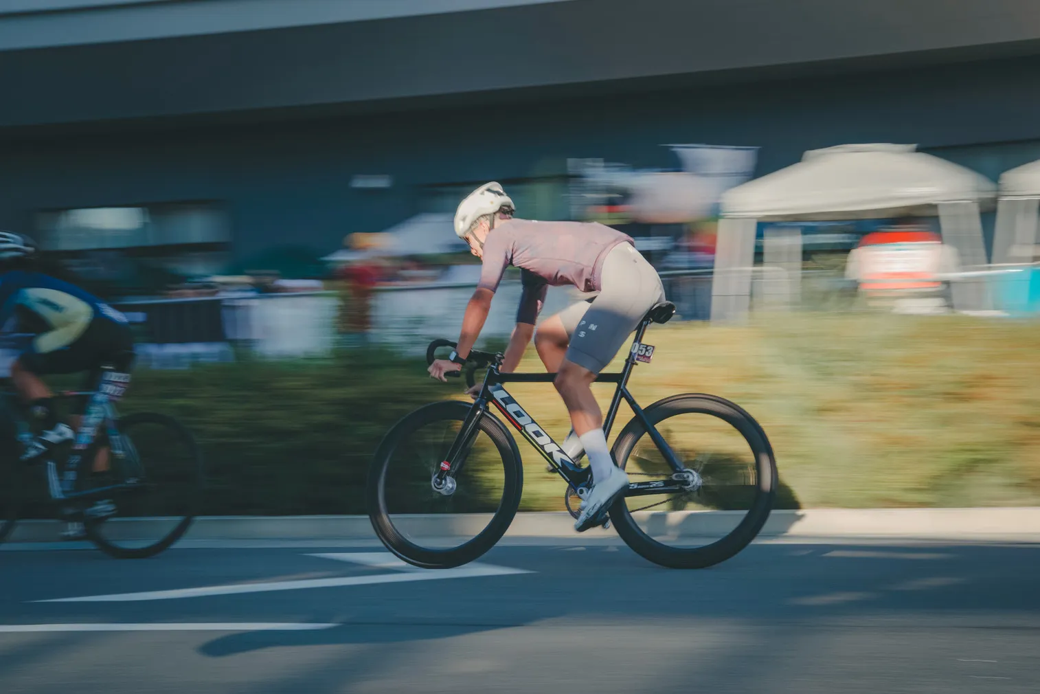 自転車競技や祭りなど、人の動きがある場面を写した写真